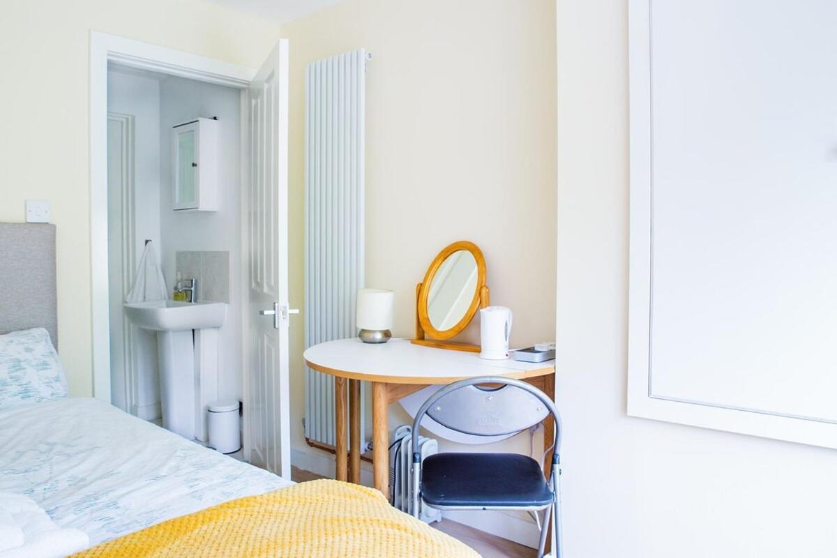 New Snug Doubleensuite In Central Forest Row Exterior photo